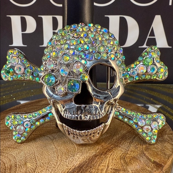 Rhinestone Skull and Crossbones Brooch - Picture 1 of 3